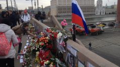 Na Borise Němcova lidé nezapomněli ani měsíc po jeho vraždě, na místo stále nosí květiny