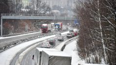 Silné sněžení komplikovalo dopravu na rychlostní silnici R35 v Liberci