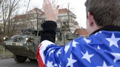 Kasárna v pražské Ruzyni postupně opustil americký vojenský konvoj