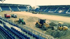 Výměna trávníku na stadionu v Uherském Hradiště běží podle plánu