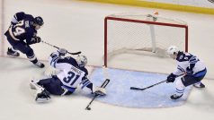 Brankář Winnipeg  Jets  Ondřej Pavelec vychytal v NHL druhý den po sobě čisté konto