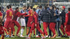 Kvalifikační zápas mezi ruskými (v bílém) a černohorskými fotbalisty provázely časté strkanice