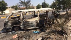 Vrak minidodávky na ulici v Adenu, který zničila raketa. Zemřelo 9 lidí