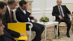 Řecký premiér Alexis Tsipras (vlevo) při jednání s ruským prezidentem Vladimirem Putinem