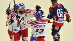 Čeští hokejisté se radují z gólu v utkání se Slovenskem