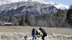 Příbuzní pokládají květiny k památníku obětem leteckého neštěstí ve francouzských Alpách