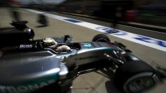 Lewis Hamilton vyhrál všechny tři kvalifikace začínající sezony F1