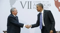 Kubánský prezident Raúl Castro (vlevo) a jeho americký protějšek Barack Obama během setkání v Panamě