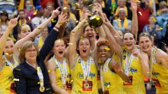 Basketbalistky ZVVZ USK Praha se radují z vítězství v Eurolize