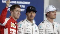Sebastian Vettel (v červeném) se v kvalifikaci na GP Bahrajnu vklínil mezi piloty Mercedesu Lewise Hamiltona a Nika Rosberga