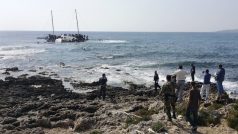 Na pobřeží řeckého ostrova Rhodos ztroskotalo 20. dubna plavidlo s nelegálními přistěhovalci