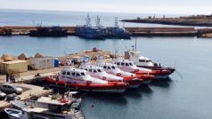 Lampedusa, čluny pobřežní stráže v přístavu