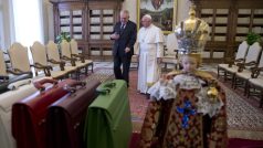 Prezident Miloš Zeman přivezl papeži Františkovi dary. Kopii sošky Pražského Jezulátka a také pětici aktovek