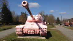 Tank číslo 23 - Růžový tank stojí hned u vjezdu do muzea v Lešanech.JPG