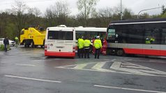 V Modřanech se srazil autobus s tramvají
