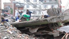 Při ničivém zemětřesení v Nepálu mohlo zemřít až deset tisíc lidí. Lidé přespávají na ulicích
