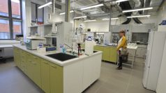 Univerzita Tomáše Bati ve Zlíně otevřela centrum pro výzkum a vývoj polymerů - chemická laboratoř