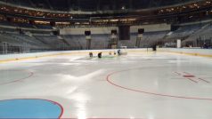 Ledová plocha v O2 aréně se rozšířila podle pokynů IIHF. Připravovala ji švýcarská firma