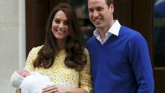 Vévodkyně z Cambridge a princ William si odvezli novorozenou dceru domů