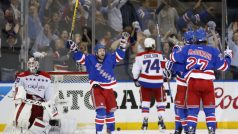 Hokejisté Rangers se radují z vítězné trefy, o kterou se postaral McDonagh