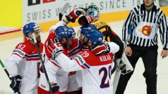 Čeští hokejisté se radují z vyrovnávacího gólu Michala Vondrky