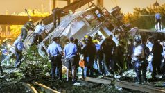 Nejméně pět lidí zahynulo při noční nehodě vlaku ve Filadelfii