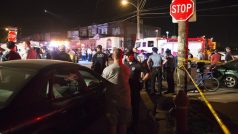 Záchranáři zasahují na místě železničního neštěstí ve Filadelfii