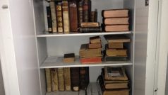 Staré vzácné knihy ukradené z křtinské fary