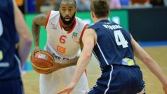 Darius Washington z Nymburka (uprostřed) a Tomáš Vyoral z Děčína (vpravo) v prvním utkání finále play off ligy basketbalistů Nymburk - Děčín