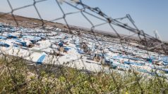 Tisícovky lidí musely opustit své domovy a přežívají v uprchlických táborech