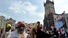 Hokejoví fanoušci na Staroměstském náměstí v Praze žijí zápasem Česka s Kanadou