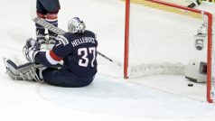 Americký brankář Connor Hellebuyck inkasoval gól v semifinále s Ruskem