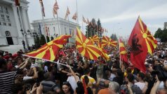 Protivládní demonstranti s makedonskými a albánskými vlajkami v ulicích Skopje