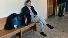 Bývalý poslanec David Rath obžalovaný z korupce čeká na chodbě Krajského soudu v Praze