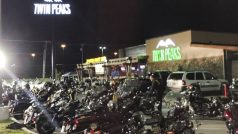 Při střetu motorkářů v Texasu zemřelo devět lidí, policie zatkla 192 členů motorkářského gangu