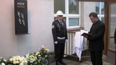 Ve Žďáru odhalili pamětní desku ubodaného studenta Petra Vejvody