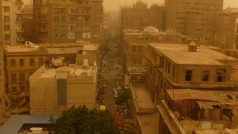 Horký den s písečnou bouří v Káhiře