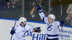 Ondřej Palát (vpravo) přijímá gratulace ke gólu od Nikity Kucherova