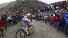 Alberto Contador při stoupání na Colle delle Finestre na soupeře ztrácel