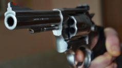 Pistole, zbraně, násilí, střelba, zločin, kriminalita, přepadení, Smith &amp; Wesson