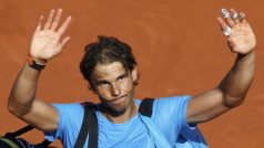 Zklamaný španělský tenista Rafael Nadal opouští po prohře s Djokovičem French Open