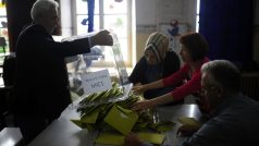 Turci ve volbách rozhodovali o složení nového parlamentu. Na snímku sčítání hlasů