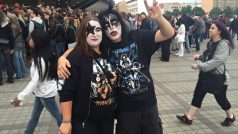 Fanoušci americké rockové skupiny Kiss před pražskou O2 arenou