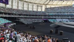 Olympijský stadion pro více než 68000 diváků se plnil už za světla