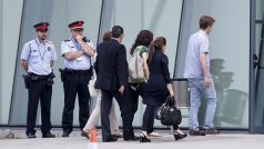 Příbuzní španělských obětí havárie letadla Germanwings převzali v Barceloně rakve s ostatky