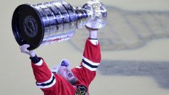 Obránce Chicaga Kimmo Timonen se raduje z vítězství v NHL