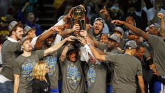 Hráči Golden State Warriors s trofejí pro šampiony zámořské NBA