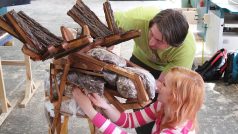 Budoucí řezbáři z Tovačova vyrobili z dřevěného a plastového recyklovatelného odpadu soba pro švédské velvyslanectví