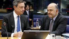 Jednání se zúčastnil i prezident ECB Mario Draghi (vlevo) a eurokomisař pro hospodářské a finanční záležitosti Pierre Moscovici