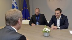 Řecký premiér Alexis Tsipras (vpravo) a ministr financí Janis Varufakis při jednání s předsedou Evropské rady Donaldem Tuskem (zády)